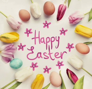 renkli Paskalya yumurtaları ve kopya alanı ile çerçeve hale lale üstten görünüm