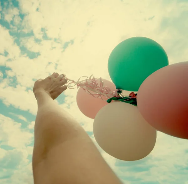Γυναικείο Χέρι Κρατώντας Πολύχρωμα Μεγάλα Μπαλόνια Στο Φόντο Του Ουρανού — Φωτογραφία Αρχείου