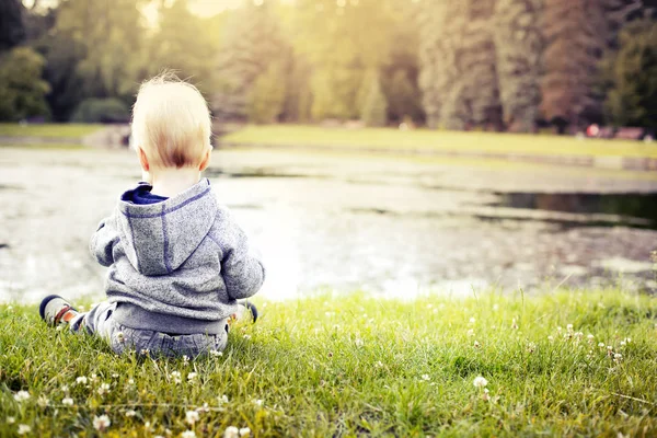 Feliz Niño Que Relaja Hierba Del Prado Verano Junto Lago — Foto de Stock