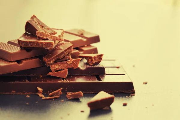 Appetitoso Cioccolato Rotto Sfondo Grigio — Foto Stock