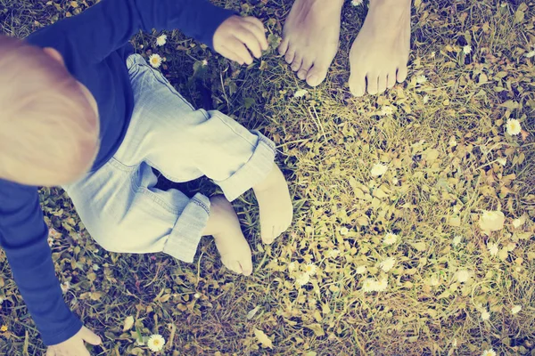 Imagen Recortada Madre Hijo Disfrutando Naturaleza Mientras Está Sentado Hierba —  Fotos de Stock