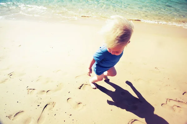 Menino Feliz Criança Correndo Praia Areia Resort Verão — Fotografia de Stock