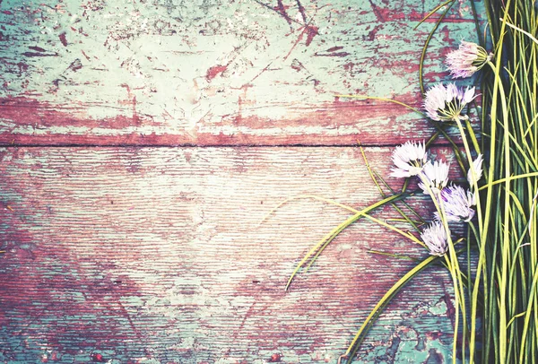 Frische Feldblumen Mit Gras Auf Schäbigem Rustikalen Holztisch — Stockfoto
