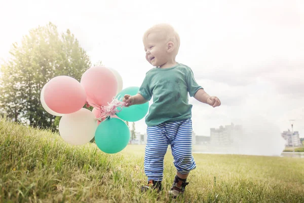 Menino Alegre Brincando Com Balões Coloridos Prado Verão — Fotografia de Stock