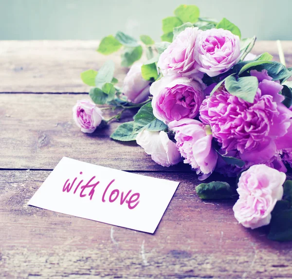 Bouquet Rose Rosa Peonia Con Carta Amore Tavolo Legno All — Foto Stock