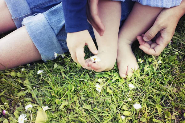 Imagem Cortada Mãe Filho Desfrutando Natureza Enquanto Sentado Grama — Fotografia de Stock