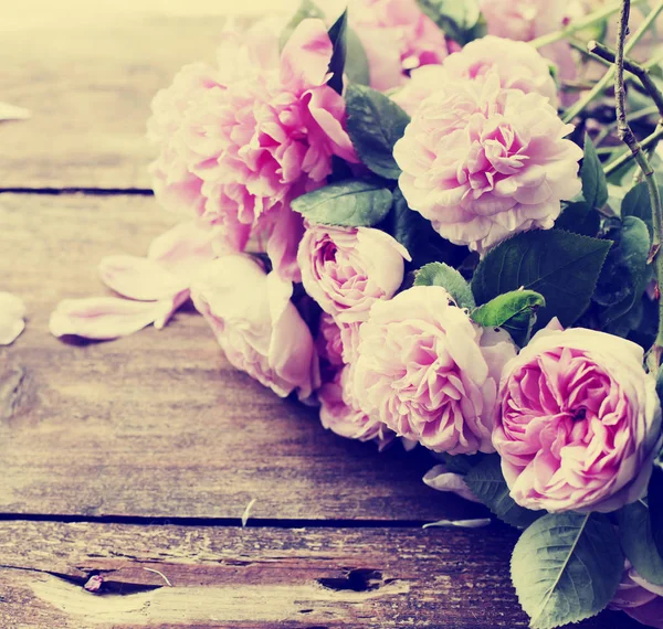 在木桌上的粉红色牡丹玫瑰花束 — 图库照片