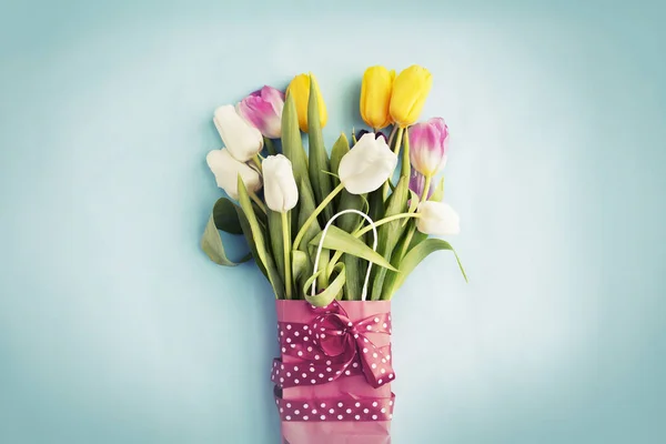 春のイースター チューリップ花の花束のトップ ビュー — ストック写真