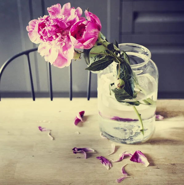 木製テーブルの上の瓶にピンクの牡丹バラ — ストック写真