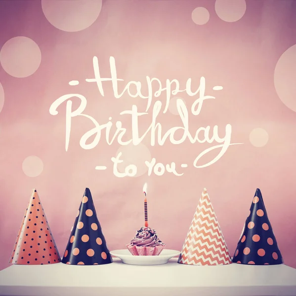 生日蛋糕与蜡烛和锥体帽子在复古颜色 拷贝空间 — 图库照片