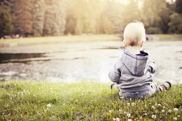 Feliz Niño Que Relaja Hierba Del Prado Verano Junto Lago —  Fotos de Stock