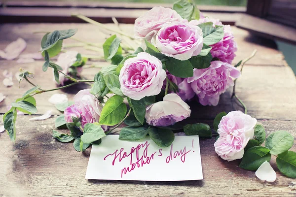 Różowa Piwonia Róże Matek Szczęśliwy Dzień Karta Drewnianym Stole — Zdjęcie stockowe