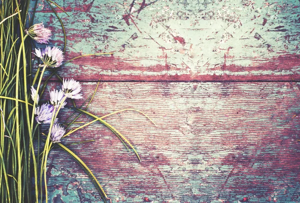 Frische Feldblumen Mit Gras Auf Schäbigem Rustikalen Holztisch — Stockfoto