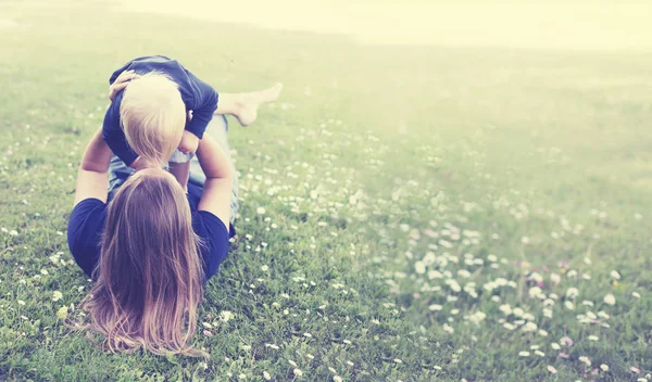 Fröhlicher Kleinkind Junge Spielt Mit Mutter Auf Grünem Gras Sonnigen — Stockfoto