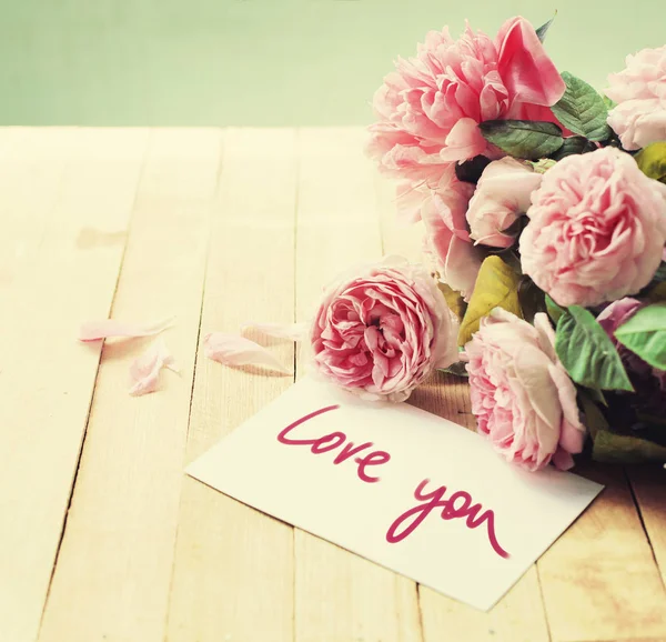 Bouquet Bazsarózsa Pink Rózsa Szeretet Kártyát Fából Készült Asztal Szabadban — Stock Fotó