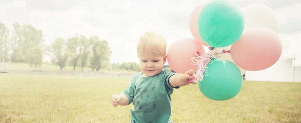 Renkli Balonlar Içinde Yaz Çayır Ile Oynayan Mutlu Çocuk — Stok fotoğraf