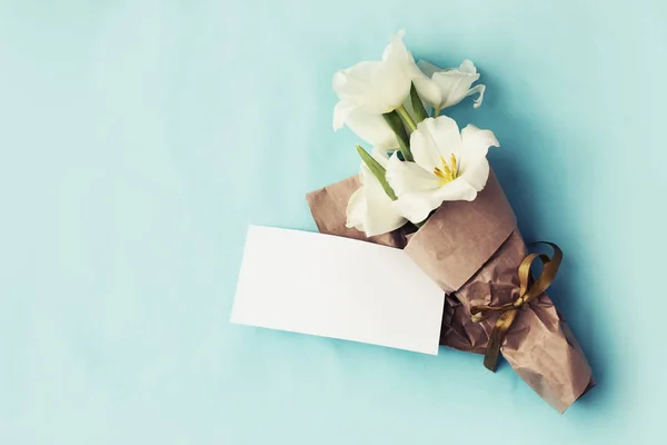 Bukiet Białych Kwiatów Niebieskim Tle Życzeniami — Zdjęcie stockowe