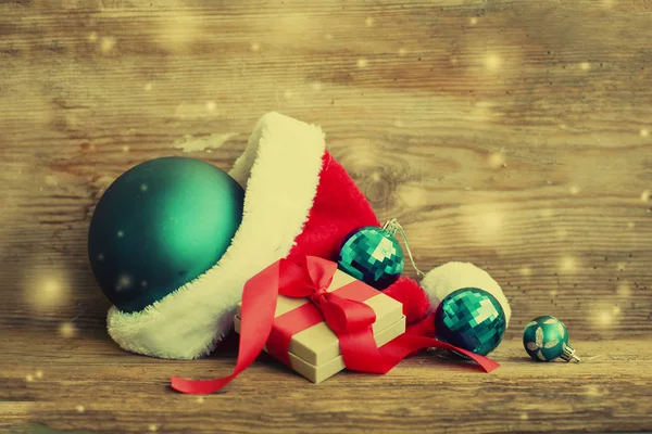 明亮的小玩意和圣诞老人红帽与礼品盒 — 图库照片