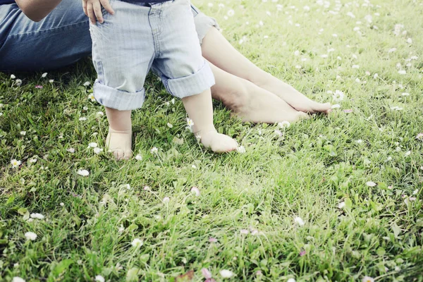 Bijgesneden Afbeelding Van Moeder Zoon Genietend Van Aard Zittend Gras — Stockfoto