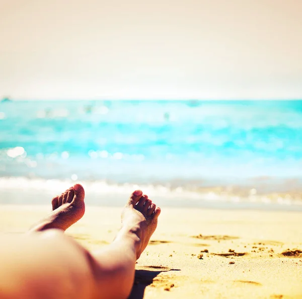Обрізане Зображення Жіночих Ніг Лежать Піску Пляжі — стокове фото