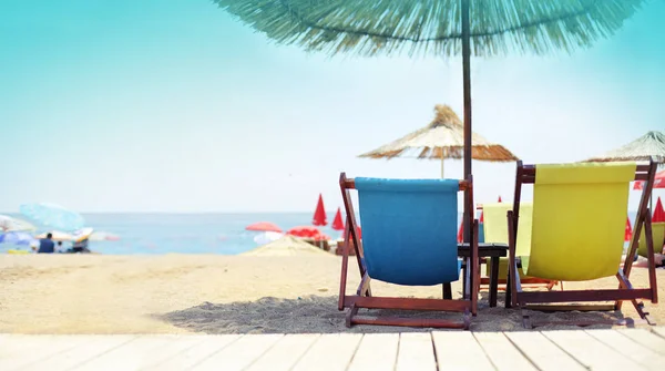 Beach Bakgrund Med Mångfärgade Solstolar Och Parasoll Nära Havet — Stockfoto