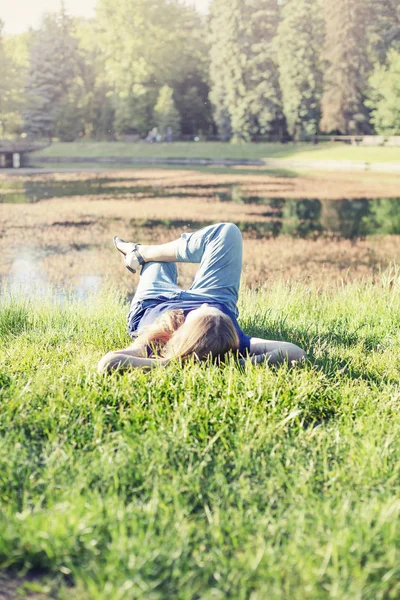 Chica Relajante Sobre Hierba Verde Hermoso Jardín — Foto de Stock