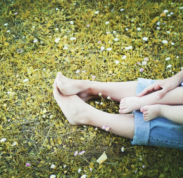 Image Recadrée Mère Son Fils Jouissant Nature Tout Étant Assis — Photo