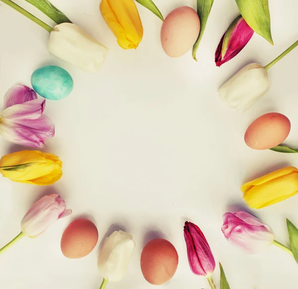 Vista Dall Alto Uova Pasqua Colorate Tulipani Che Fanno Cornice — Foto Stock