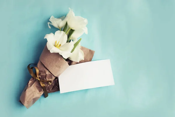 Bukiet Białych Kwiatów Niebieskim Tle Życzeniami — Zdjęcie stockowe