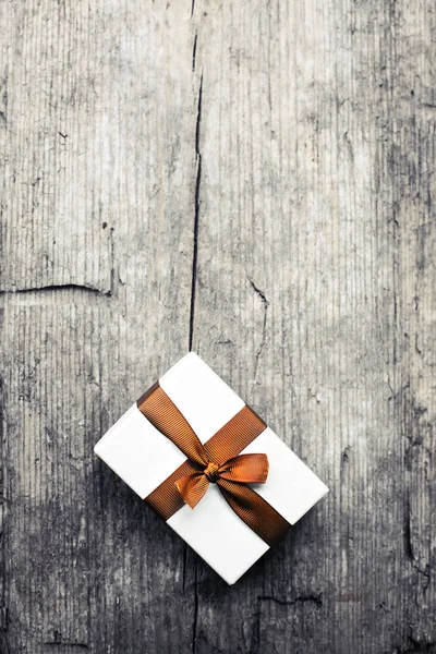 Bovenaanzicht Witte Geschenkdoos Met Lint Houten Tafel — Stockfoto