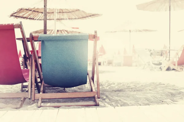 Fondo Playa Con Tumbonas Multicolores Sombrillas Cerca Del Mar — Foto de Stock