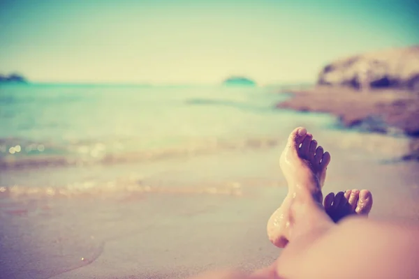 Abgeschnittenes Bild Weiblicher Beine Die Strand Auf Sand Liegen — Stockfoto