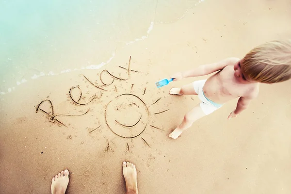 Дитячий Хлопчик Совок Матір Намальованим Знаком Сонця Написом Розслабтеся Піску — стокове фото