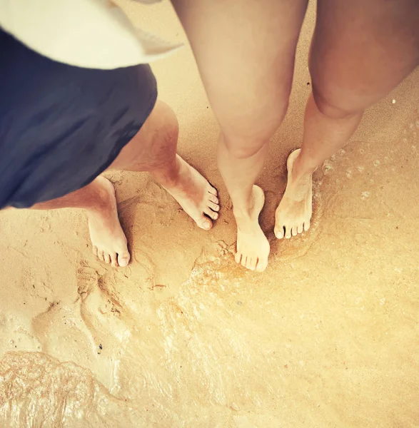 Hoge Hoekmening Van Paar Staande Aan Zandstrand — Stockfoto