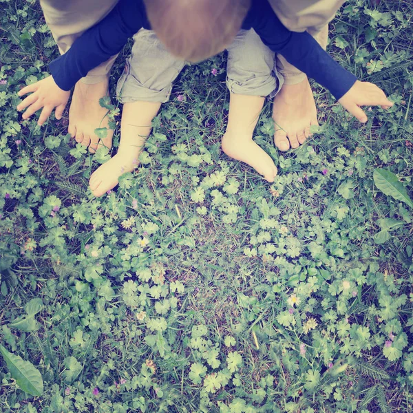 Çimenlerin Üzerinde Anne Oğlu Ayak Düşük Bölüm Görünümü — Stok fotoğraf