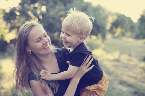 Donna Sorridente Che Gioca Con Figlio Del Bambino Nel Parco — Foto Stock