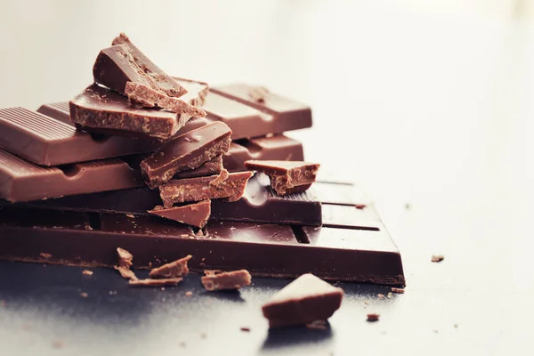 Gri Arka Plan Üzerinde Çikolata Kırık Apetisant — Stok fotoğraf