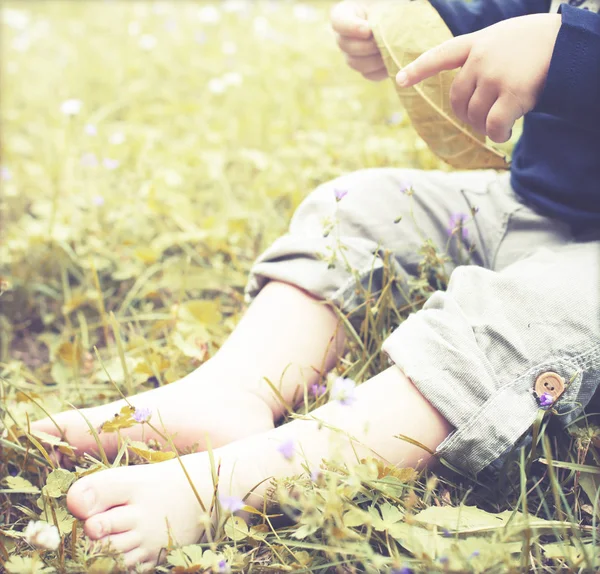 Imagem Cortada Pés Bebê Fundo Grama Verão — Fotografia de Stock