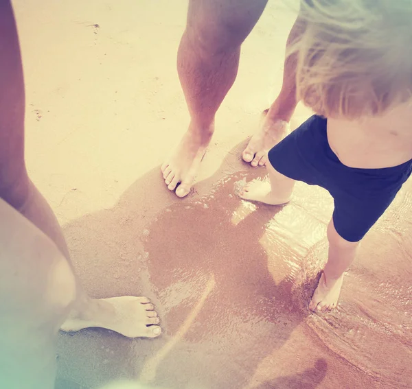 Alto Angolo Vista Della Famiglia Piedi Sulla Spiaggia Sabbia — Foto Stock