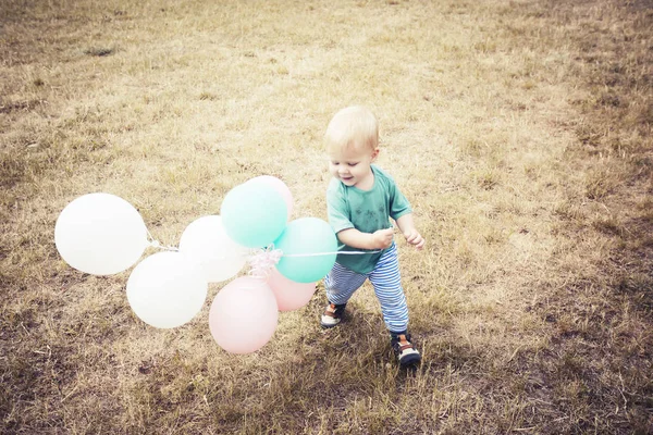 Веселый Мальчик Играет Разноцветными Воздушными Шарами Летнем Лугу — стоковое фото