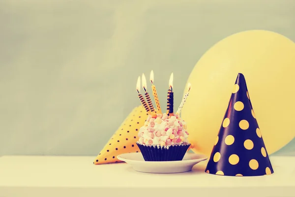 Торт День Рождения Свечами Конусными Шляпами Винтажном Цвете Пространство Копирования — стоковое фото