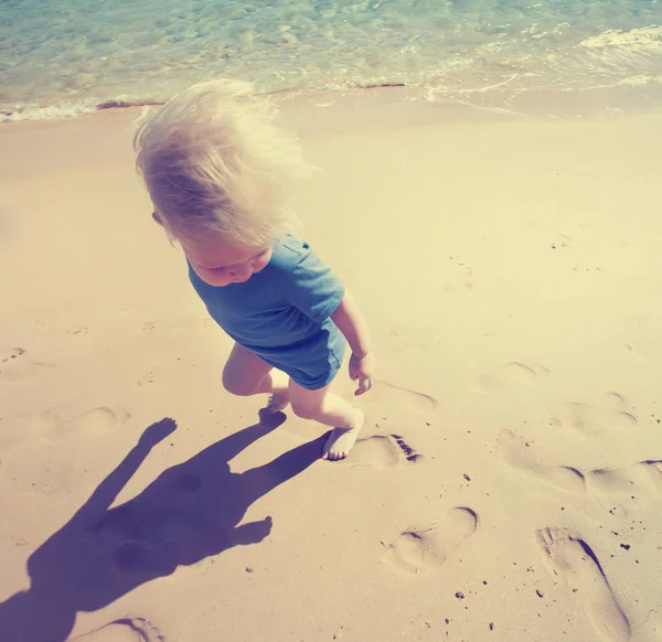 Ευχαρίστως Toddler Αγόρι Τρέχει Στο Καλοκαιρινό Θέρετρο Αμμώδη Παραλία — Φωτογραφία Αρχείου