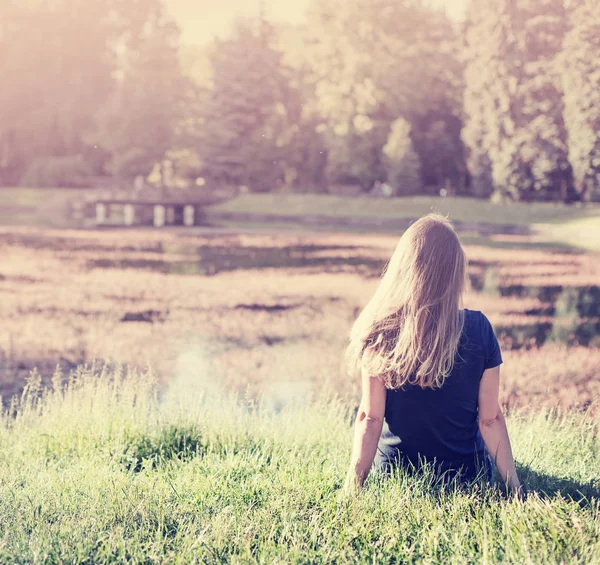 妇女的后视镜坐在草地上在自然 — 图库照片