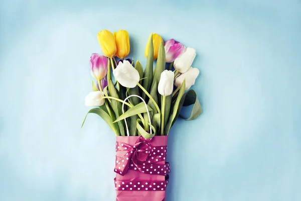 Свіжі Весняні Різнокольорові Тюльпани Загорнуті Папір Синьому Фоні — стокове фото