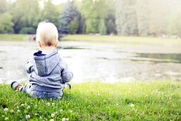 Mutlu Yürümeye Başlayan Çocuk Rahatlatıcı Yaz Çayır Çimen Göl Güneşli — Stok fotoğraf