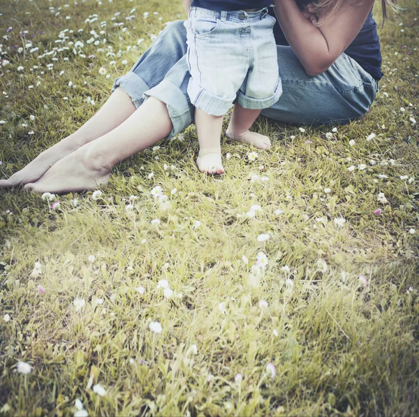 母と息子の芝生の上に座って自然を満喫の画像をトリミング — ストック写真