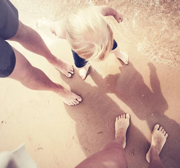 Μεγάλη Γωνία Προβολής Της Οικογένειας Στέκεται Στην Αμμώδη Παραλία — Φωτογραφία Αρχείου