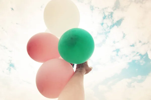 Mano Femenina Sosteniendo Globos Grandes Colores Fondo Del Cielo —  Fotos de Stock