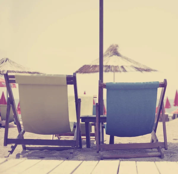 Fondo Playa Con Tumbonas Multicolores Sombrillas Cerca Del Mar — Foto de Stock