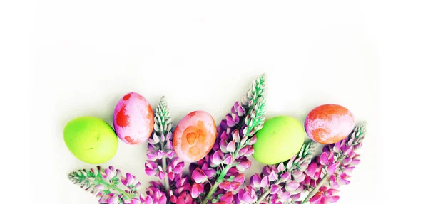 Vista Close Coloridos Ovos Páscoa Pintados Com Flores Mesa — Fotografia de Stock